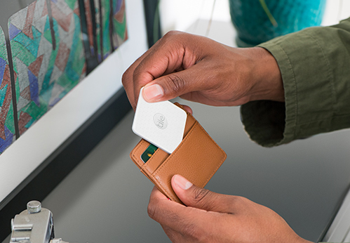 Tile представил Bluetooth-трекер для поиска вещей Tile представил Bluetooth-трекер для поиска вещей
