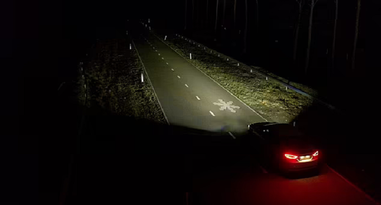 Ford тестирует AR-фары, проецирующие информацию на дорогу перед авто Ford тестирует AR-фары, проецирующие информацию на дорогу перед авто