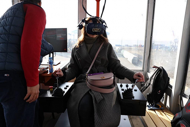В порту Дудинка опробовали первый в России VR-тренажер для обучения управлению портальным краном В порту Дудинка опробовали первый в России VR-тренажер для обучения управлению портальным краном