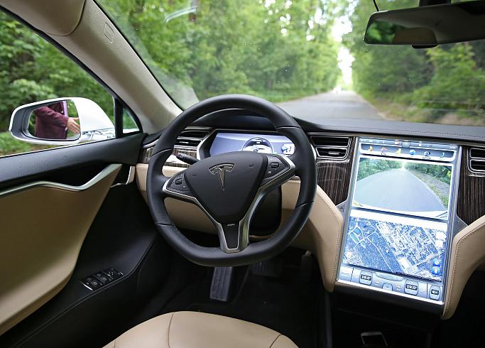 Автомобиль Tesla вновь угодил в ДТП Автомобиль Tesla вновь угодил в ДТП