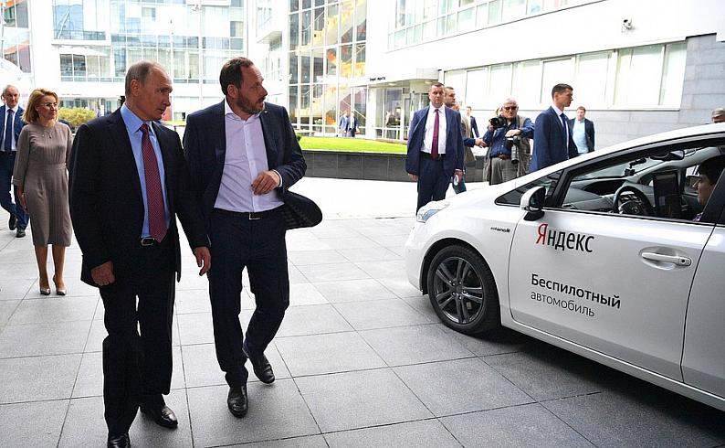 Путин поговорил с «Алисой» Путин поговорил с «Алисой»
